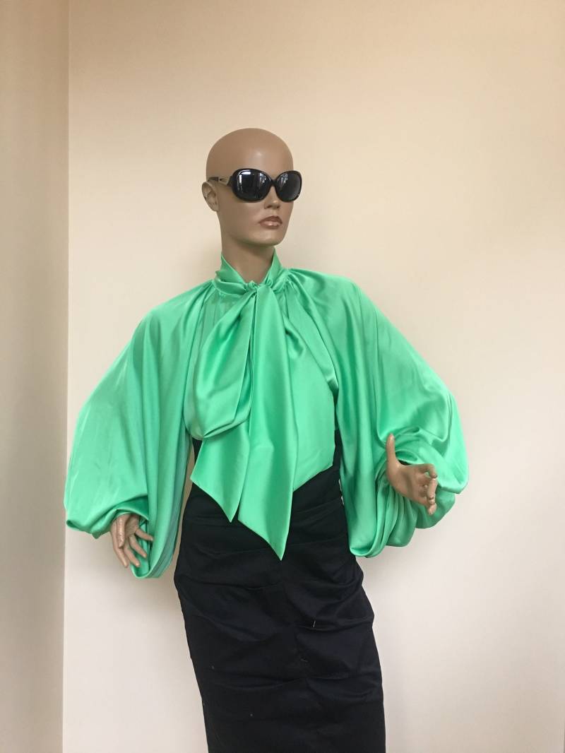 Formelle Damen Satinbluse, Grüne Cocktail Satinschleife Bluse, Bischof Ärmel Hemd von StudioMariya