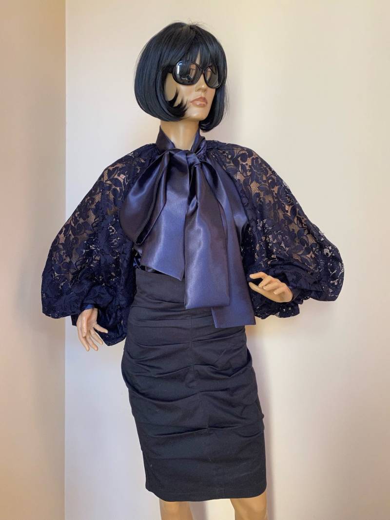 Marineblaue Satin Bluse Formelle Spitze Fliege Top von StudioMariya