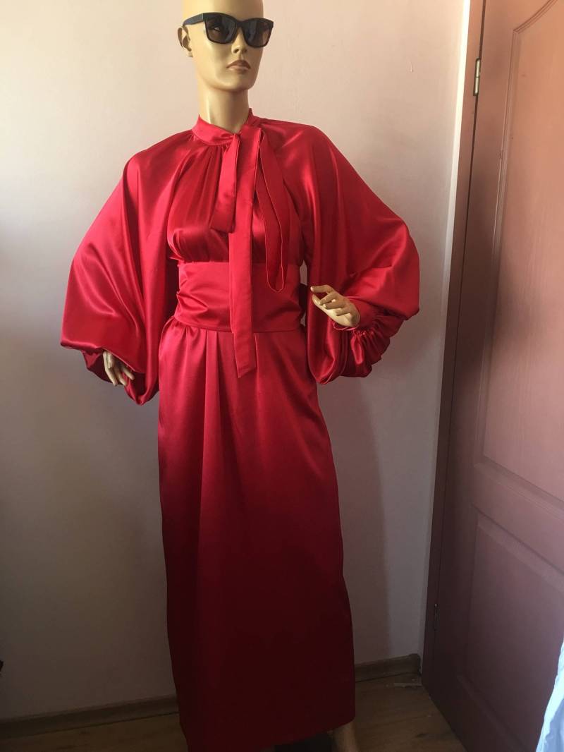 Lange Satin-Kleid, Brautjungfer Maxi-Kleid, Abendkleid Satin Rot, Fliege Cocktail-Satin-Kleid, Plus Größe Kleid von StudioMariya