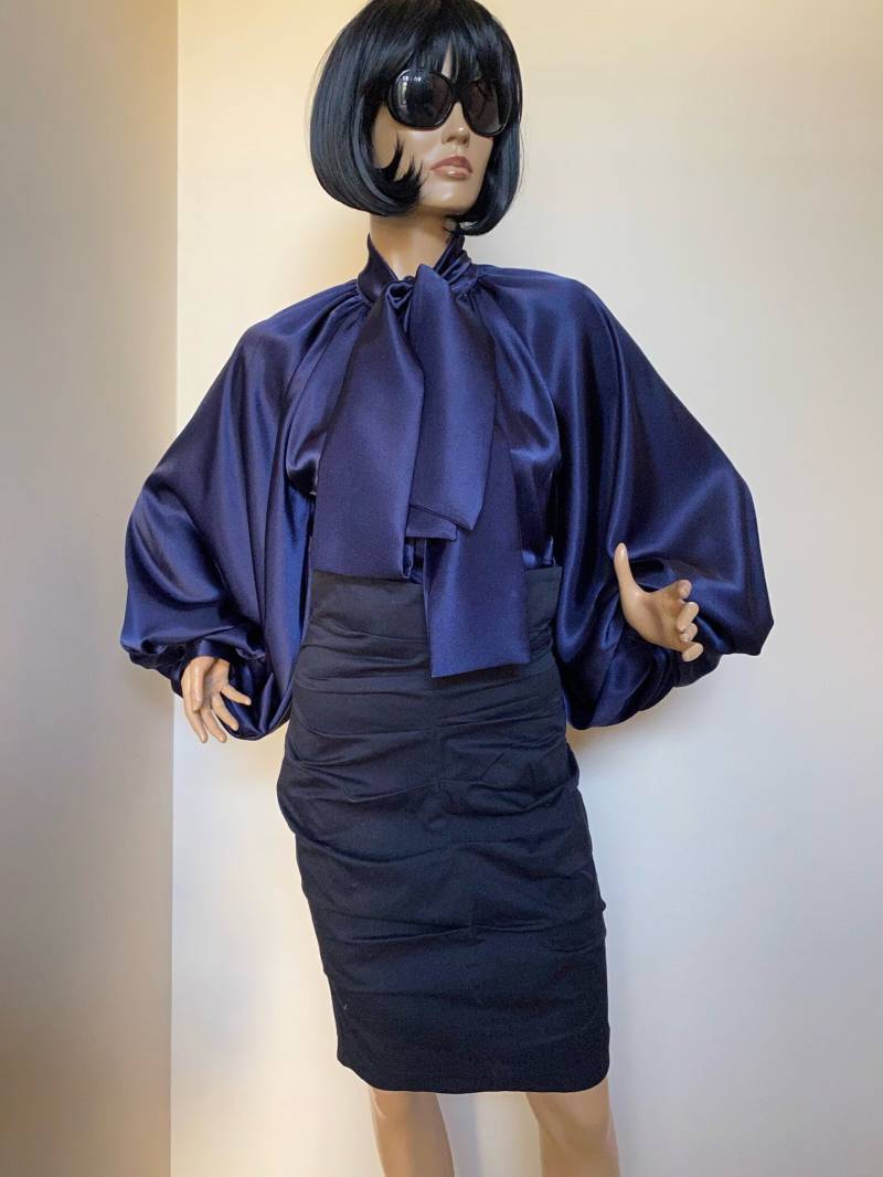 Marineblaue Satinbluse Frauen-Formelle Fliege Top von StudioMariya