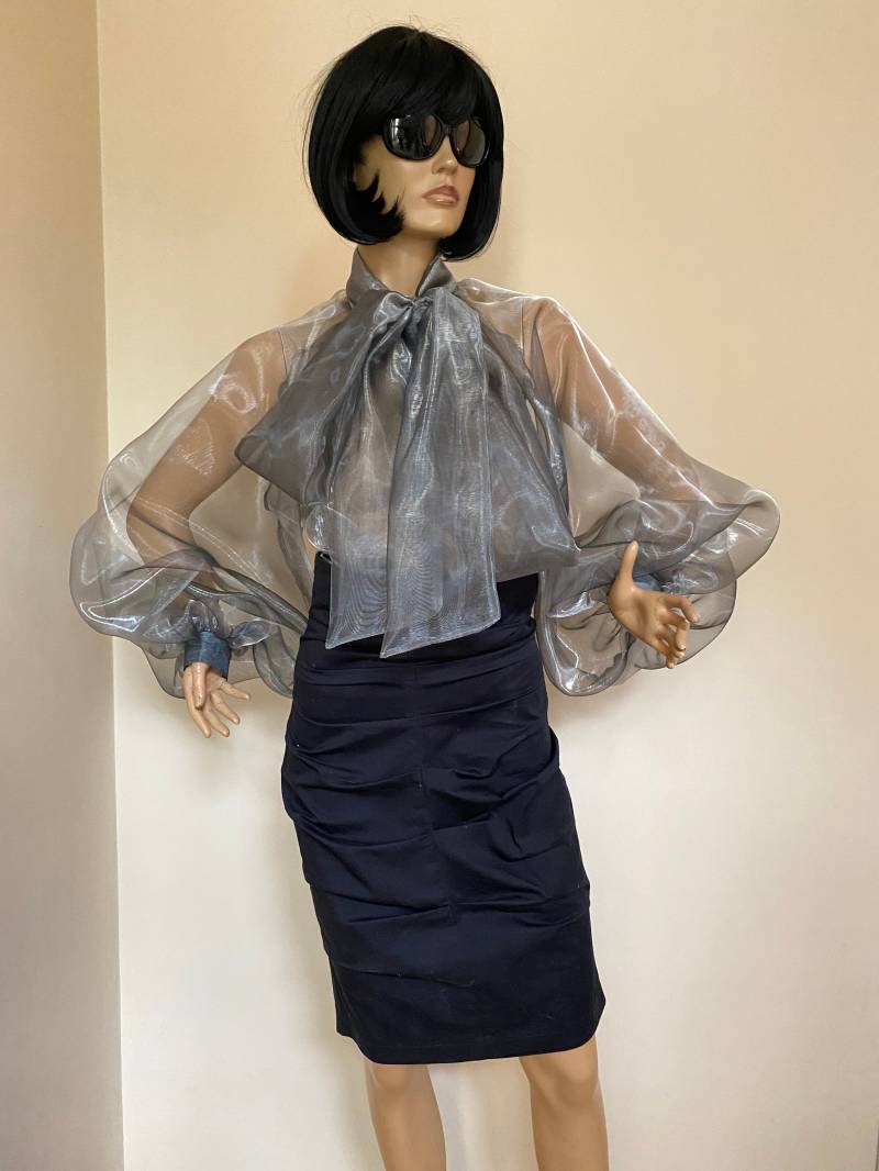 Schiere Transparent Graphit Damen Formale Schleife Puffärmel Bluse Shirt von StudioMariya