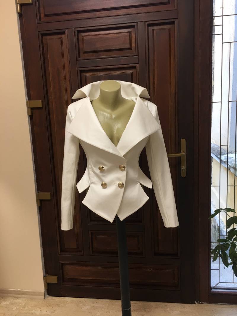 Taillierter Weißer Baumwoll Blazer Steampunk Goth Party Jacke von StudioMariya