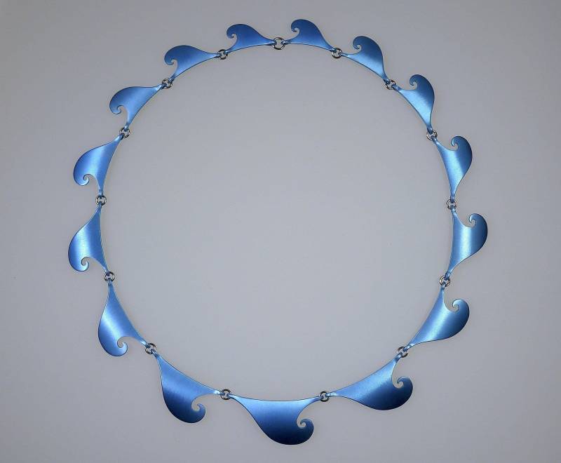 Eloxierte Titan Und Stahl Ringe Welle Halskette Unsichtbare Verschluss. Schmuck. Blaue Halskette von StudioMatrix