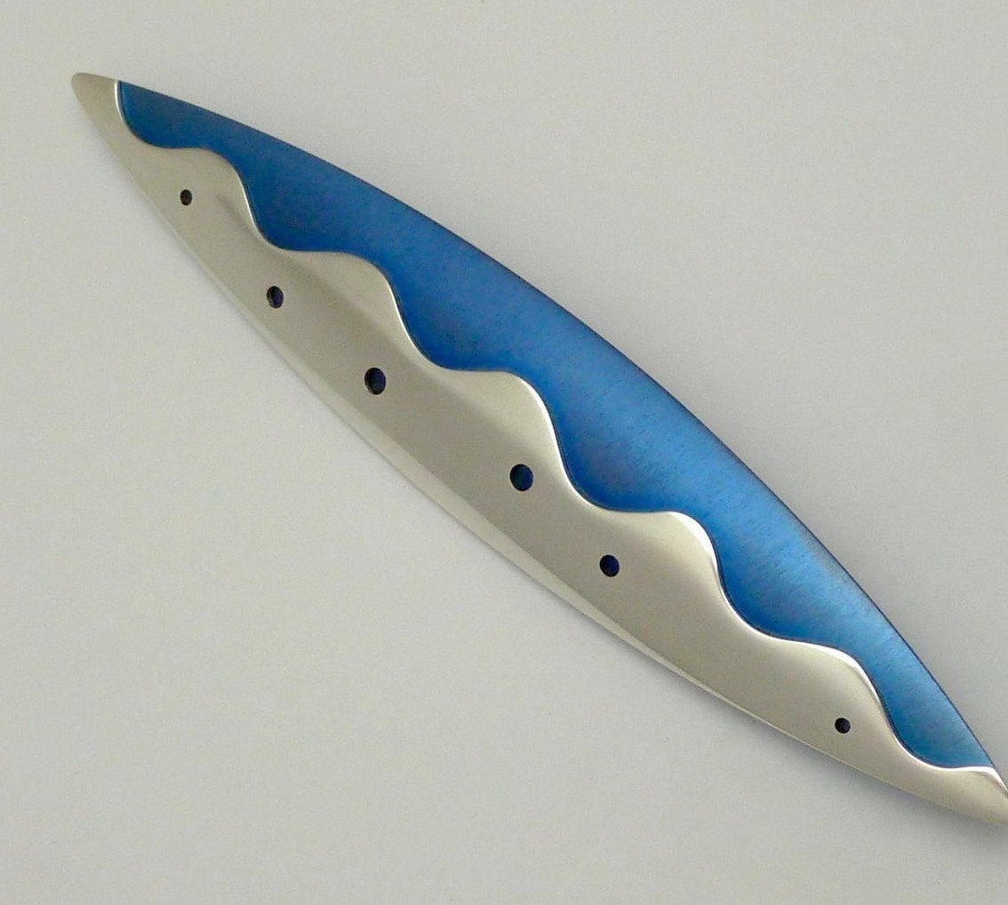 Eloxiertes Titan, Silberfarbene Brosche. Blau Eloxiertes Polierte Sterling Silber von StudioMatrix