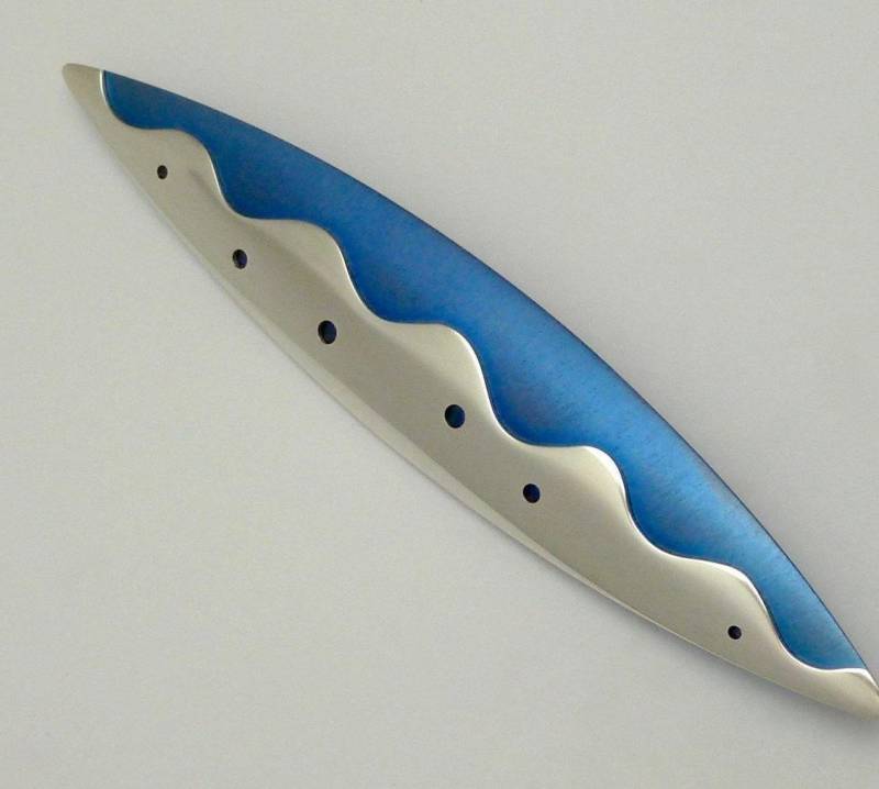 Eloxiertes Titan, Silberfarbene Brosche. Blau Eloxiertes Polierte Sterling Silber von StudioMatrix