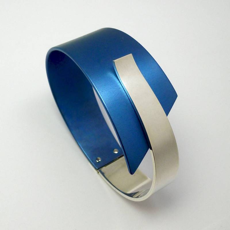 Armband Aus Eloxiertem Titan Und Poliertem Silber Mit Unsichtbarem Verschluss von StudioMatrix