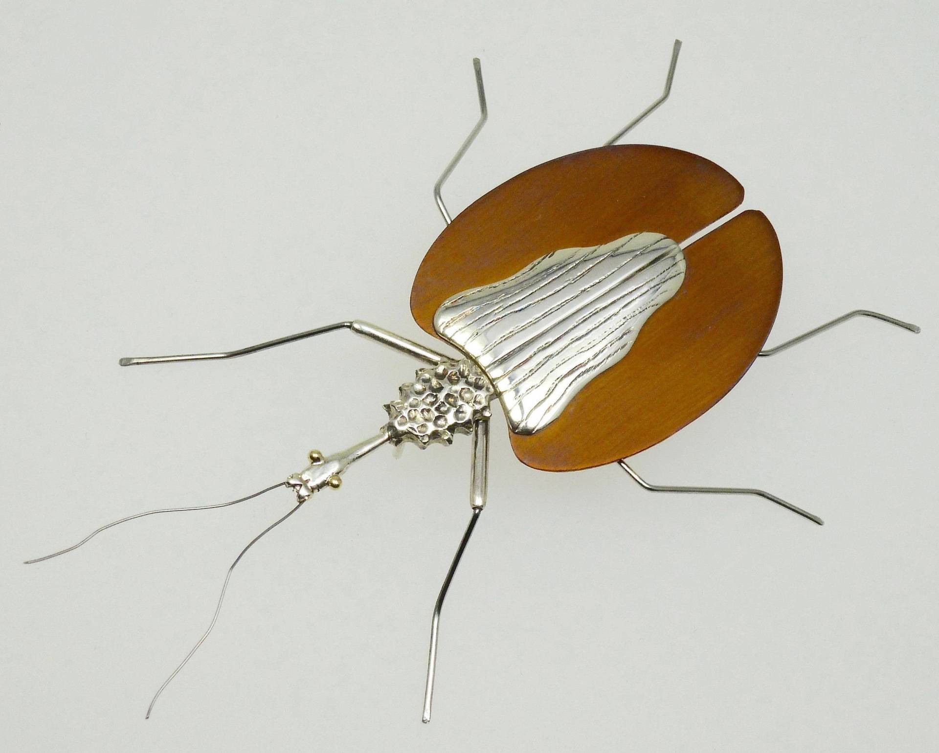 Geigenkäfer-Brosche Aus Eloxiertem Titan, Silber Und Stahl Mit Goldenen Augen. Insekten Schmuck von StudioMatrix