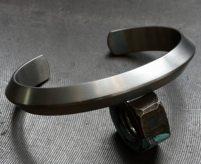 Robustes Und Solide Handgefertigtes Titan | Grad 2 Armband. Herren von StudioMatrix