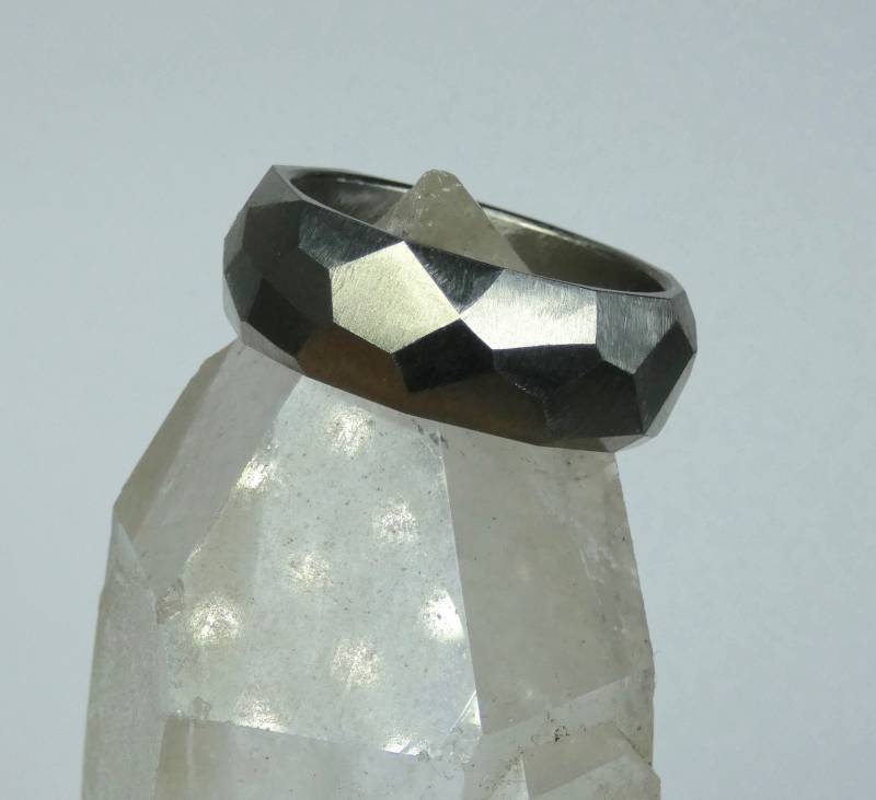 Rundum Handfacettierter Grade 2 Massiver Titanring. Herrenring. Titan Schmuck von StudioMatrix