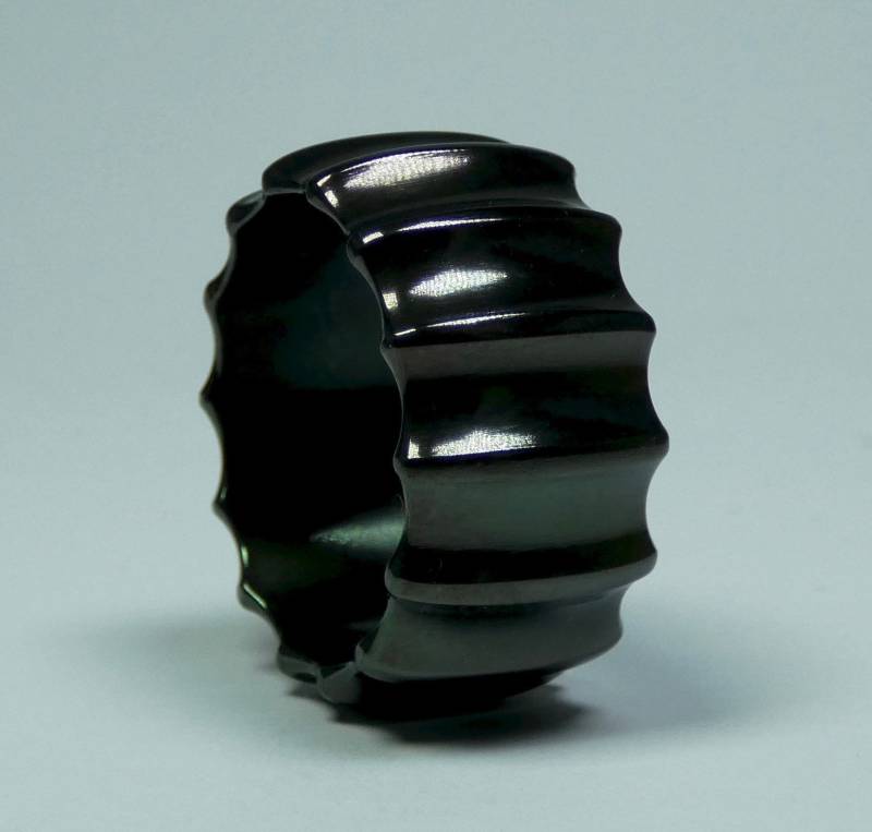 Schwarzer Polierter Reiner Zirkon Handgefertigter Ring "Ammonite' 12 Mm Breit Gr. 20. Us-Größe 10. Herrenring Mit Zirkon. Zirkonia Schmuck von StudioMatrix