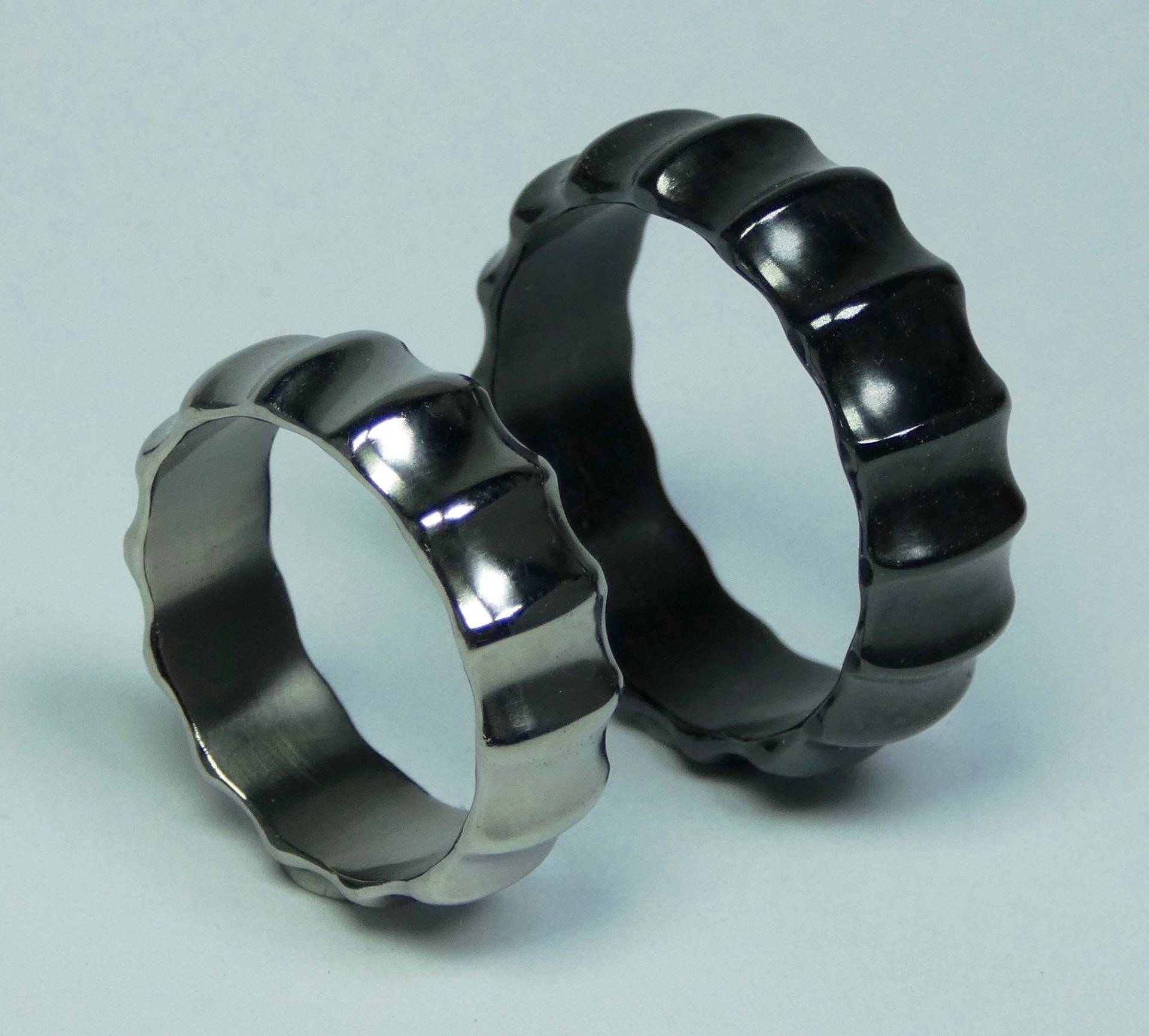 Set Aus Schwarzem Polierten Zirkonring "Ammonit" Und Poliertem Titanring "Ammonit". Zirkon Titan Handgefertigtes Ringpaar von StudioMatrix