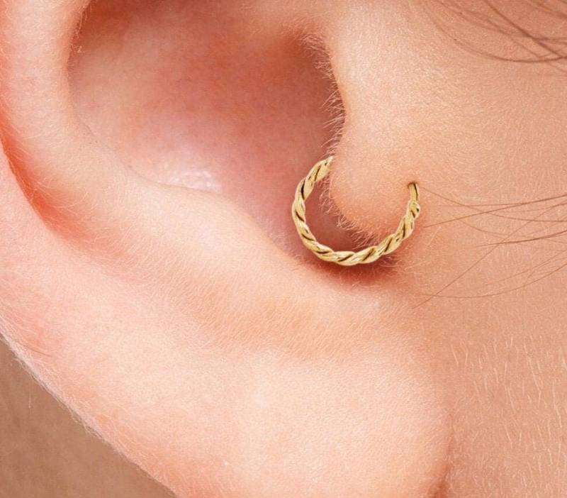 Solid Gold Tragus Ohrring - Twisted 14K Hoop in Gelb, Rose Oder Weiß von StudioMeme