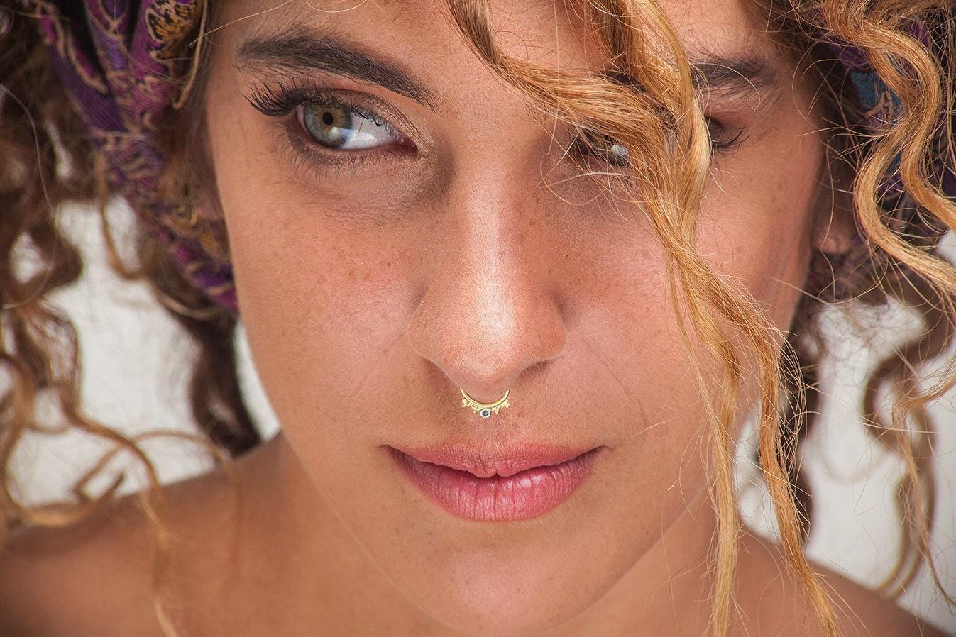 Zierlicher Gold Septum Ring Stammes - Inspiriert, 16G Nasenschmuck von StudioMeme