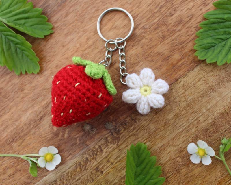Erdbeer-Schlüsselanhänger - Erdbeere Sommer Geschenk Häkeln Strawberry Key Chain von StudioMottemaus