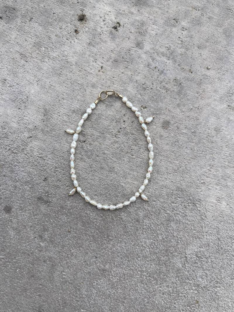 Bettel Armband Aus Preloved Süßwasserperlen Mit Kleinen Perlenanhängern. Barocke Vintage Perlen, Gold Filled Verschluss von StudioNIOvi