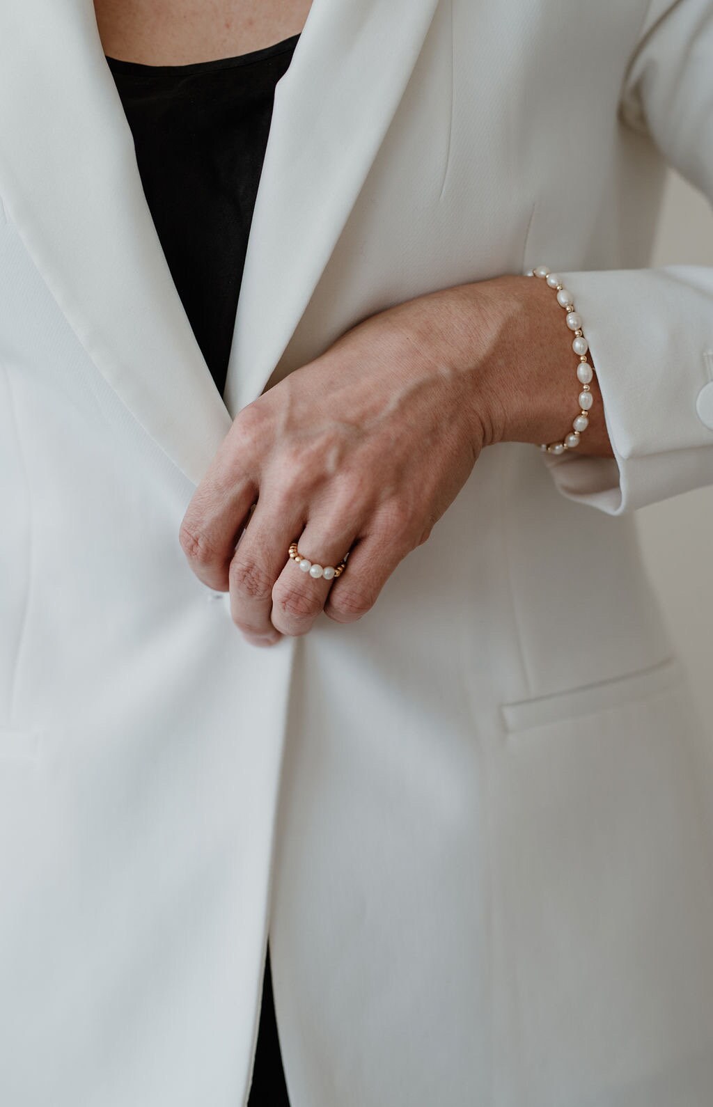 Elegantes Perlen Armband Aus Preloved Süßwasserperlen Und Gold Filled Perlen von StudioNIOvi