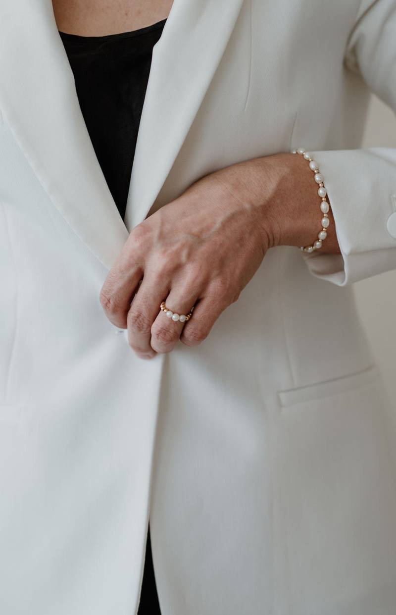 Elegantes Perlen Armband Aus Preloved Süßwasserperlen Und Gold Filled Perlen von StudioNIOvi