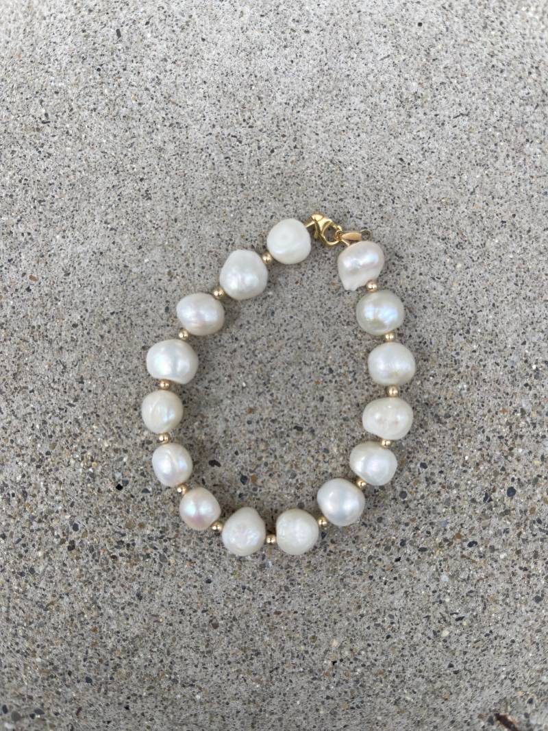 Elegantes Statement Armband Aus Preloved Süßwasserperlen Und Gold Filled Perlen von StudioNIOvi