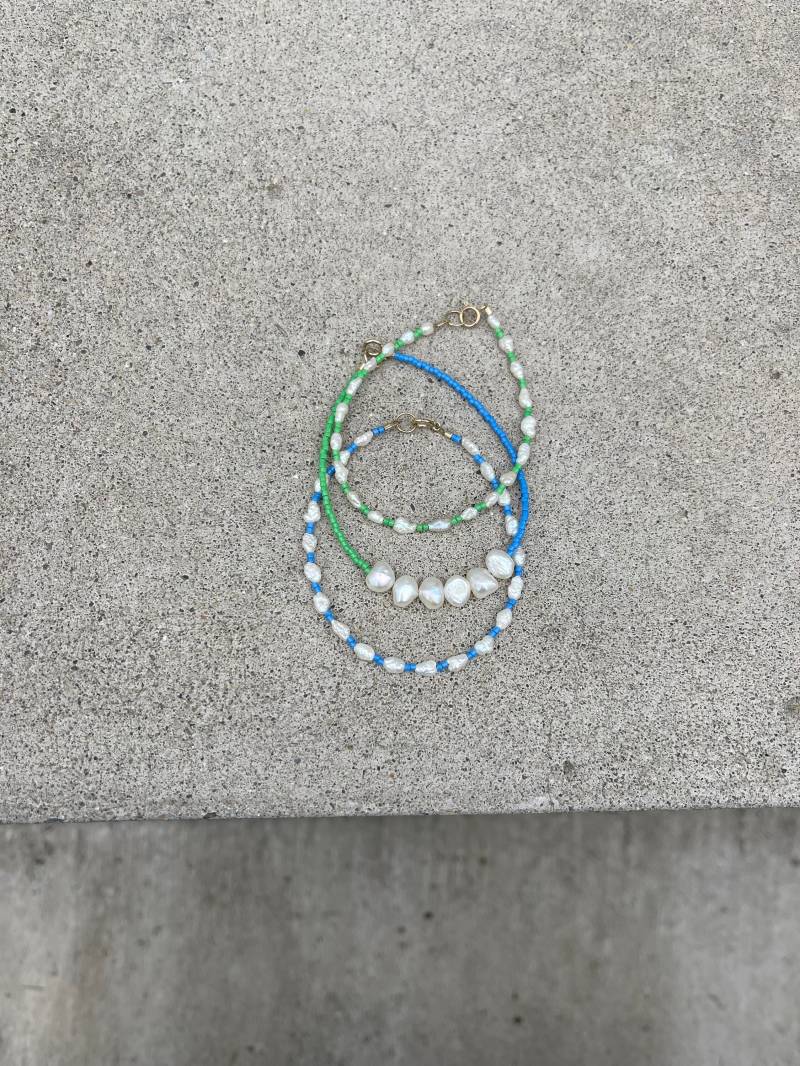 Filigranes Armband Aus Bunten Miyuki Glasperlen Und Einer Preloved Süßwasserperle von StudioNIOvi