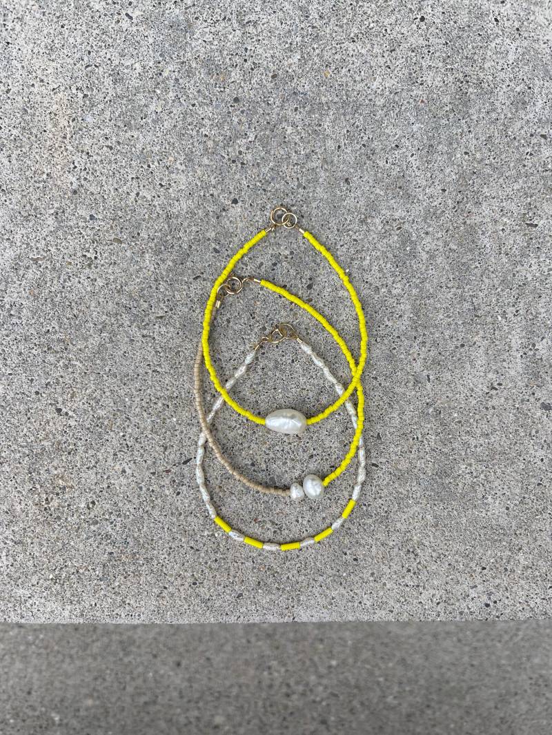 Filigranes Armband Aus Preloved Süßwasserperlen Und Bunten Miyuki Glasperlen von StudioNIOvi