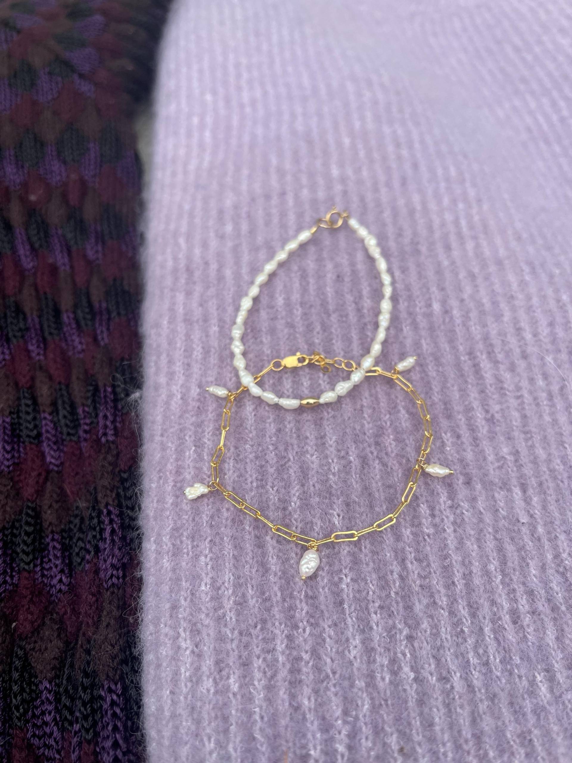 Filigranes Gold Filled Armband Mit Perlenanhängern von StudioNIOvi