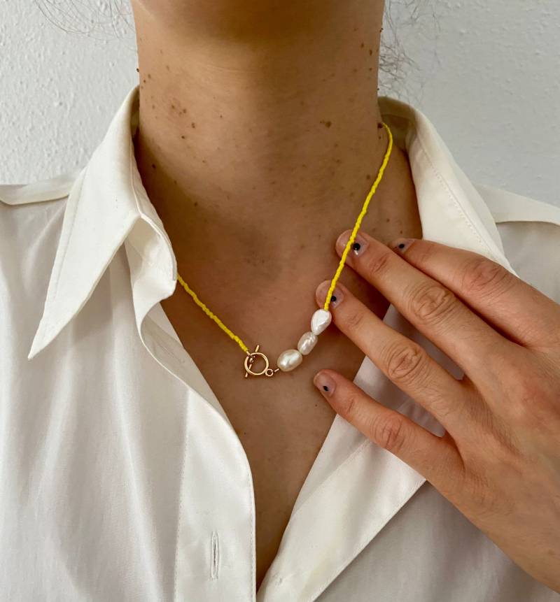 Gelbe Perlenkette Mit Großen Reloved Süßwasserperlen Und Einem Gold Filled Knebelverschluss von StudioNIOvi
