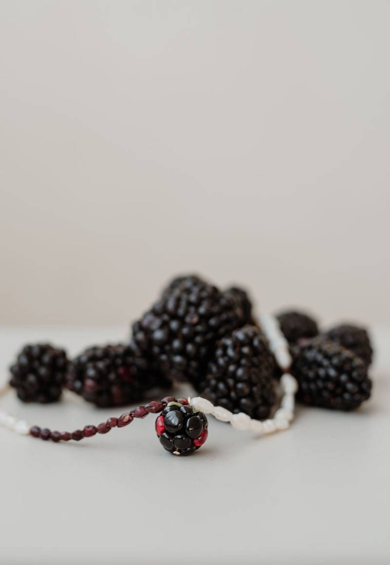 Perlenkette „Blackberry" Aus Preloved Süßwasserperlen Mit Erdbeerroten Halbedelsteinen Und Einer Handgemachten Glas Brombeere von StudioNIOvi