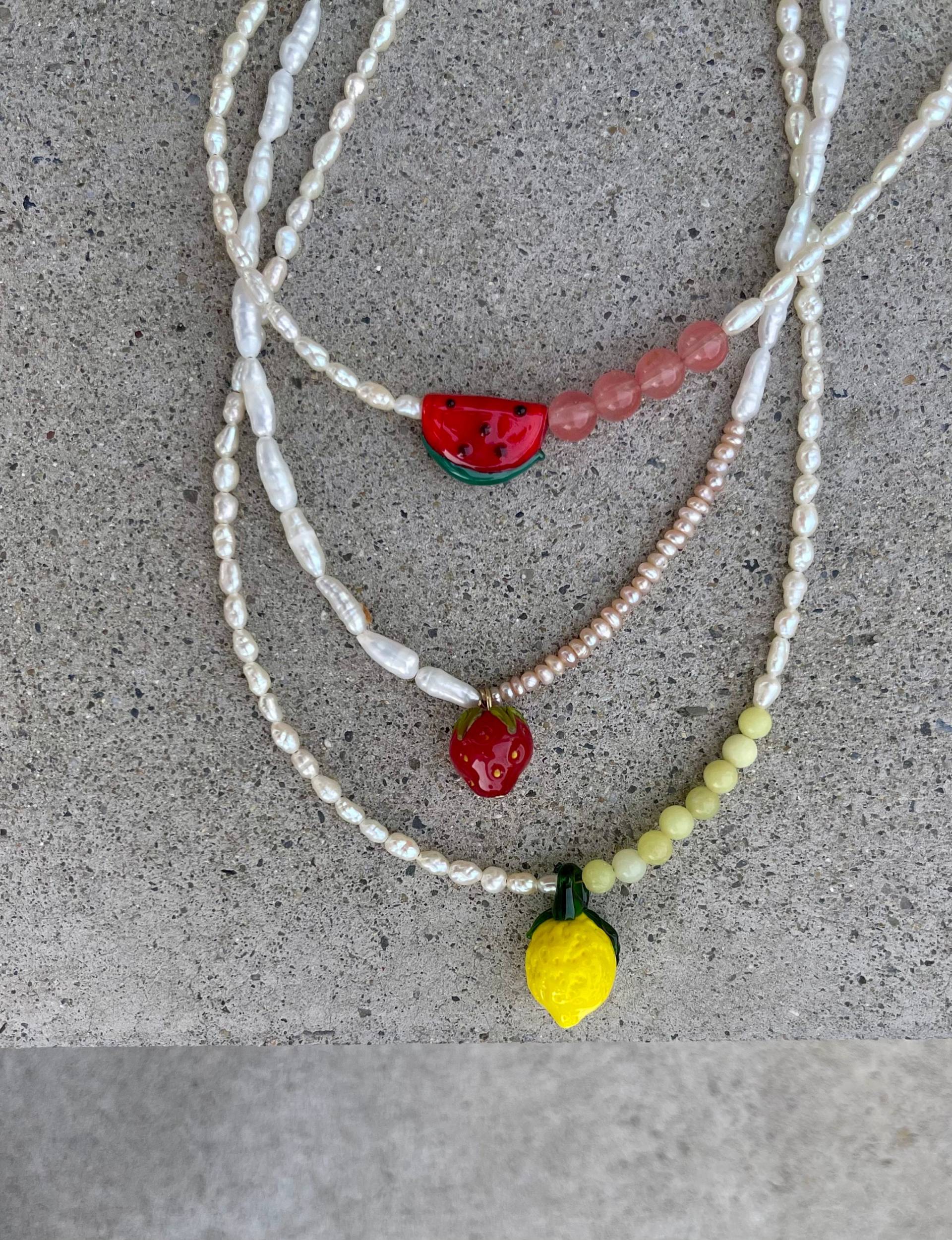 Perlenkette „Lemon" Aus Preloved Süßwasserperlen Mit Gelber Zitronenjade Halbedelsteinen Und Einer Handgemachten Glas Zitrone Perlenkette „Lemon" Aus Preloved Süßwasserperlen Mit Gelber Zitronenjade Halbedelsteinen Und Einer Handgemachten Glas Zitrone von StudioNIOvi