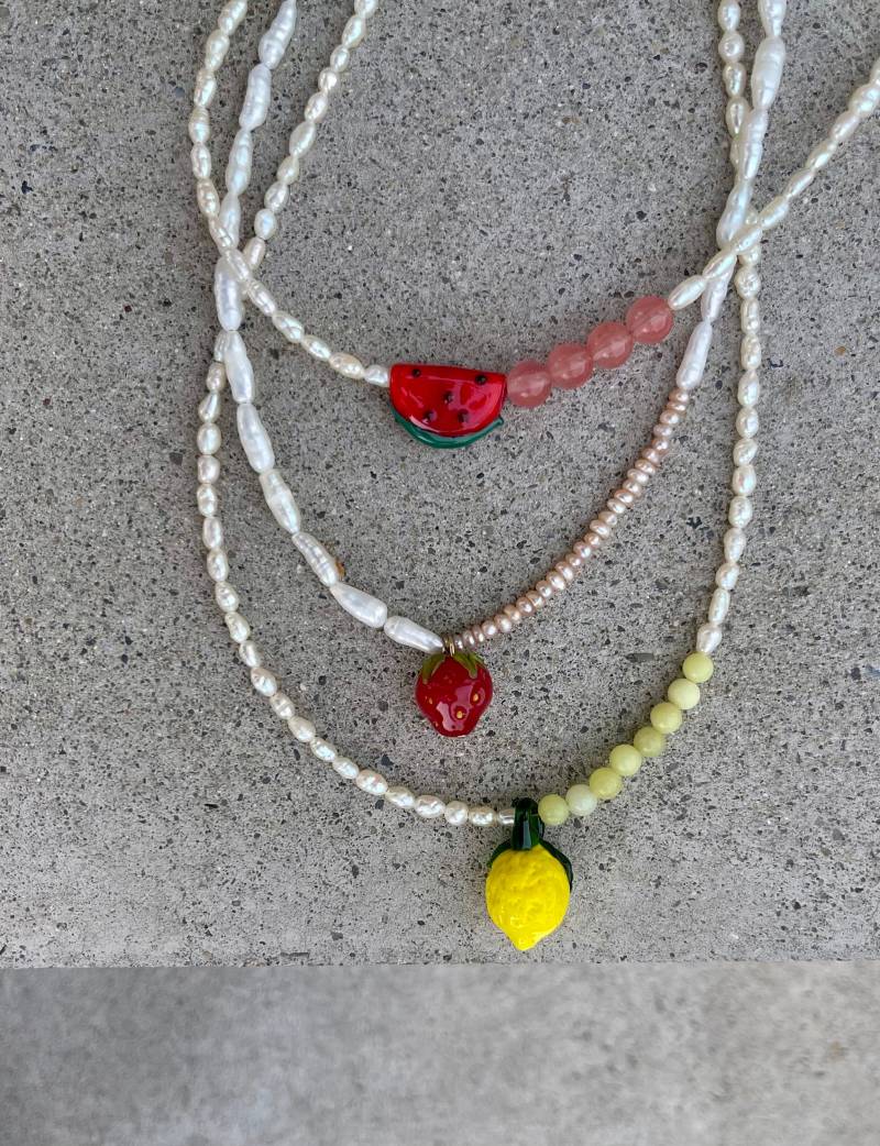 Perlenkette „Lemon" Aus Preloved Süßwasserperlen Mit Gelber Zitronenjade Halbedelsteinen Und Einer Handgemachten Glas Zitrone von StudioNIOvi