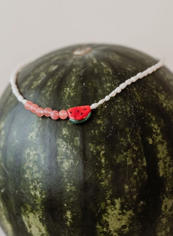 Perlenkette „Melon" Aus Preloved Süßwasserperlen Mit Erdbeerroten Halbedelsteinen Und Einer Handgemachten Glas Melone von StudioNIOvi