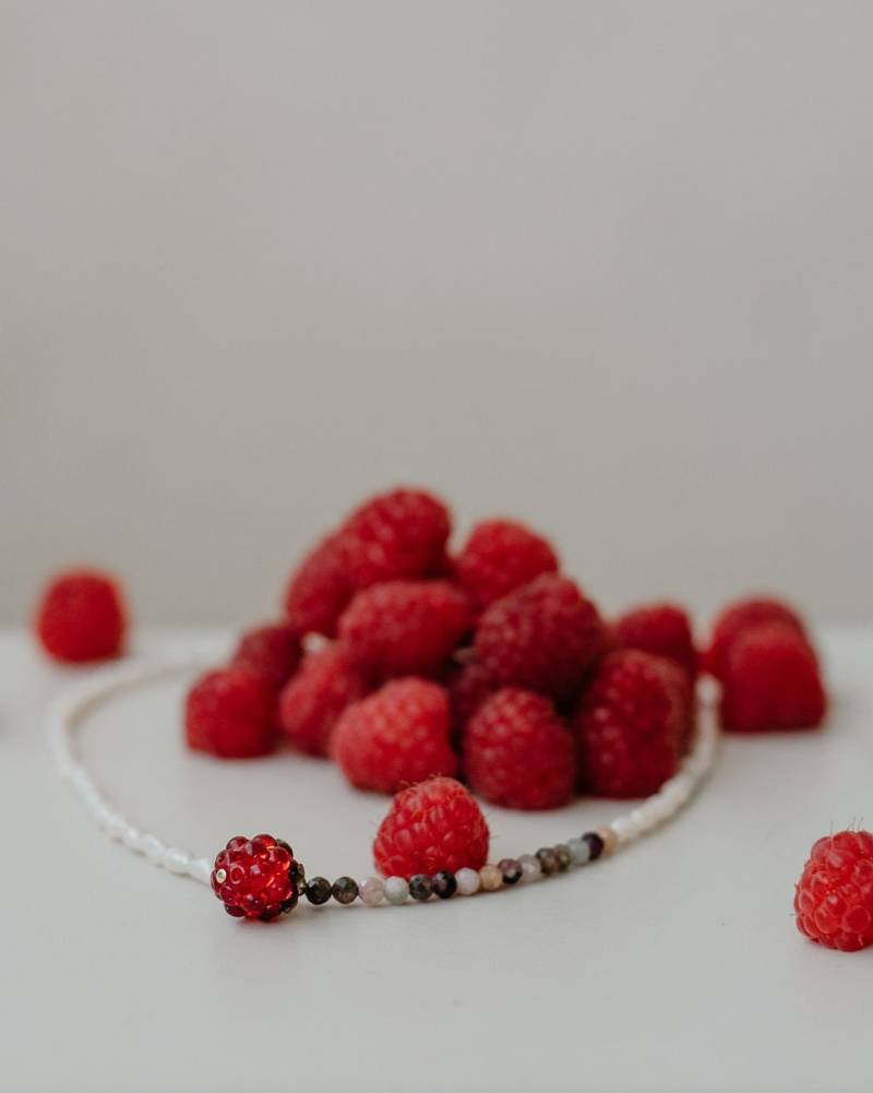 Perlenkette „Rasberry" Aus Preloved Süßwasserperlen Mit Facettierten Halbedelsteinen Und Einer Handgemachten Glas Himbeere von StudioNIOvi