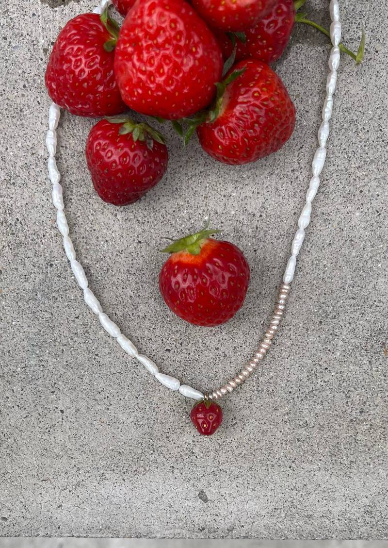 Perlenkette „strawberry" Aus Preloved Süßwasserperlen Mit Facettierten Halbedelsteinen Und Einer Handgemachten Glas Erdbeere von StudioNIOvi