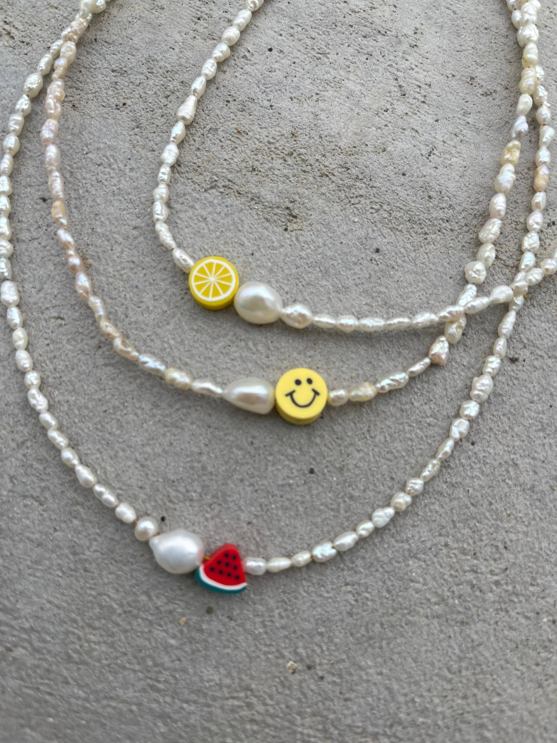 Perlenkette Aus Second Hand Süßwasserperlen Mit Zitrone, Melone Oder Smiley Perlenkette Aus Second Hand Süßwasserperlen Mit Zitrone, Melone Oder Smiley von StudioNIOvi