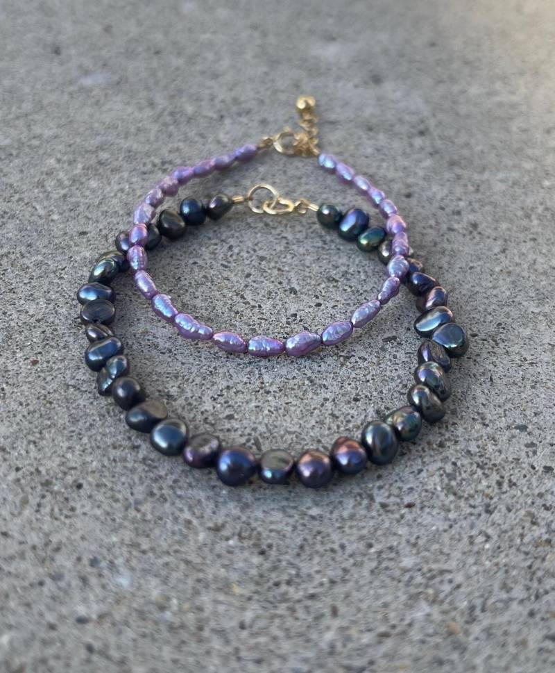 Zartes Perlenarmband Aus Schwarzen Preloved Süßwasserperlen von StudioNIOvi