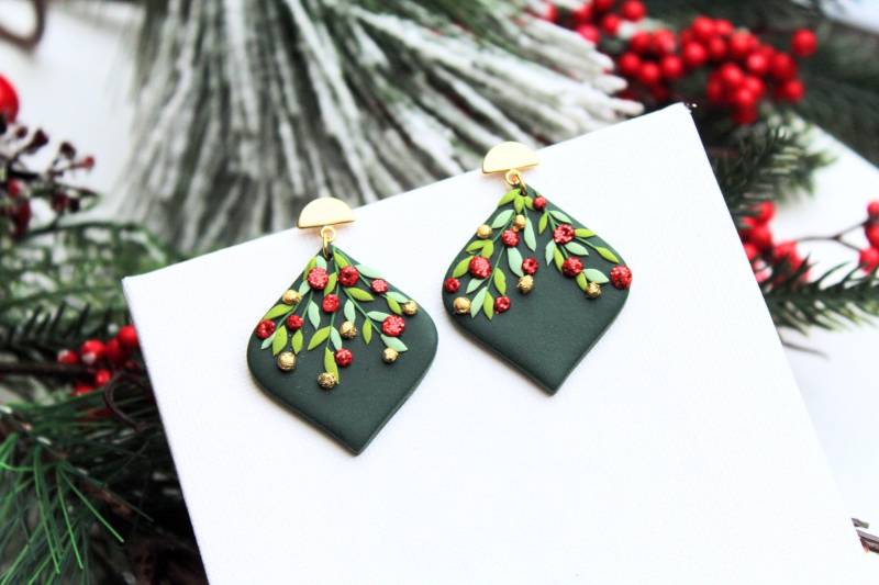 Christmas Earrings, Elegant Holiday Handmade Green Tree Balls, Statement Earrings, Gift, Handmade Gift von StudioNiani