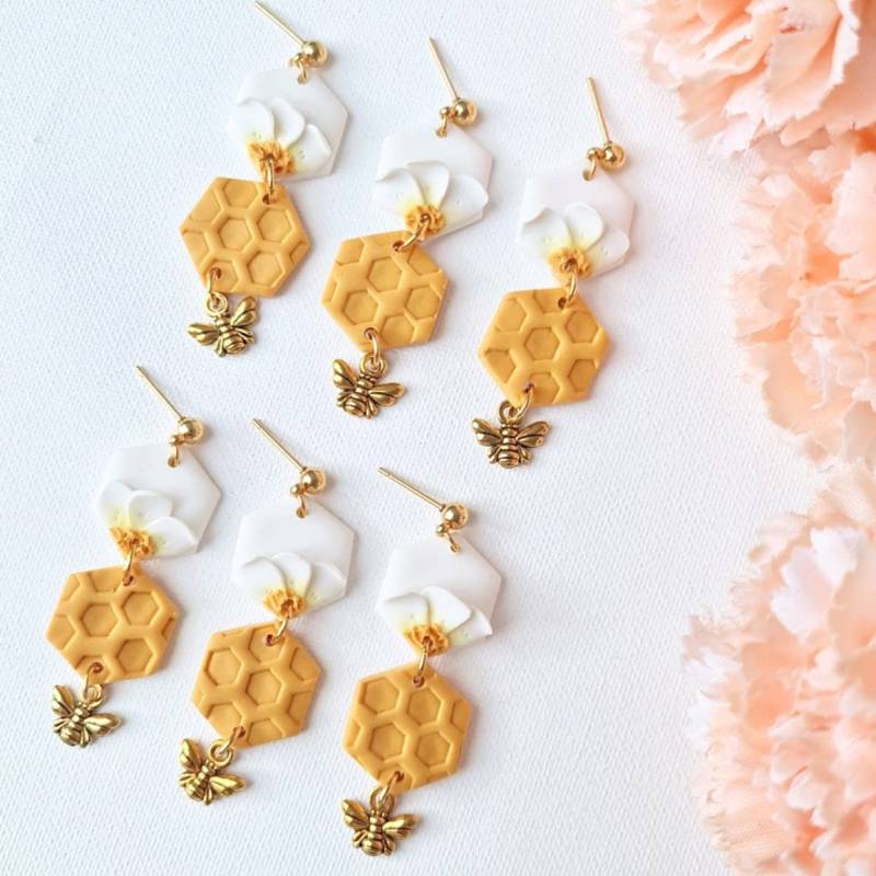 Clay Earrings, Bee Spring Daisy Polymer Flower, Floral Statement Honey von StudioNiani