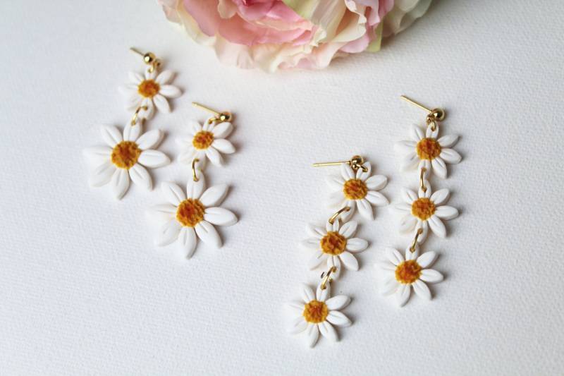 Daisy Earrings, Clay Polymer Floral Summer Spring Statement Handmade von StudioNiani