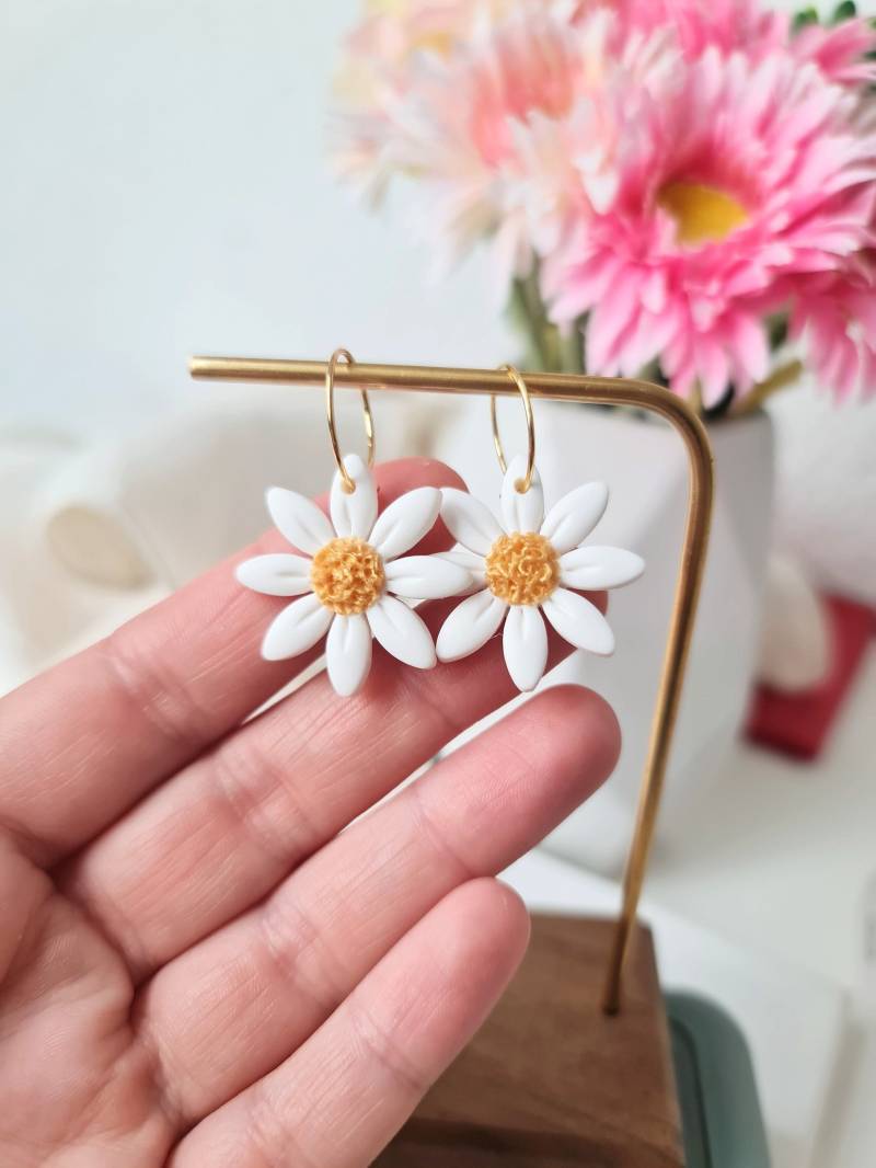 Daisy Earrings, Hoop Clay Polymer Floral Spring Best Seller, Handmade, 18K Gold Plated von StudioNiani