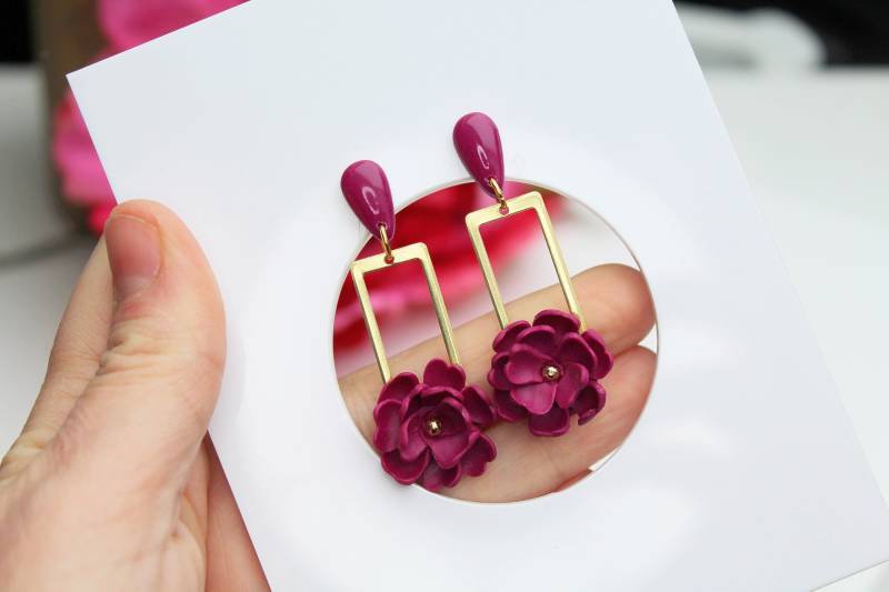 Dangle Floral Earrings, Flower Burgundy Polymer Clay Spring Handmade Statement von StudioNiani