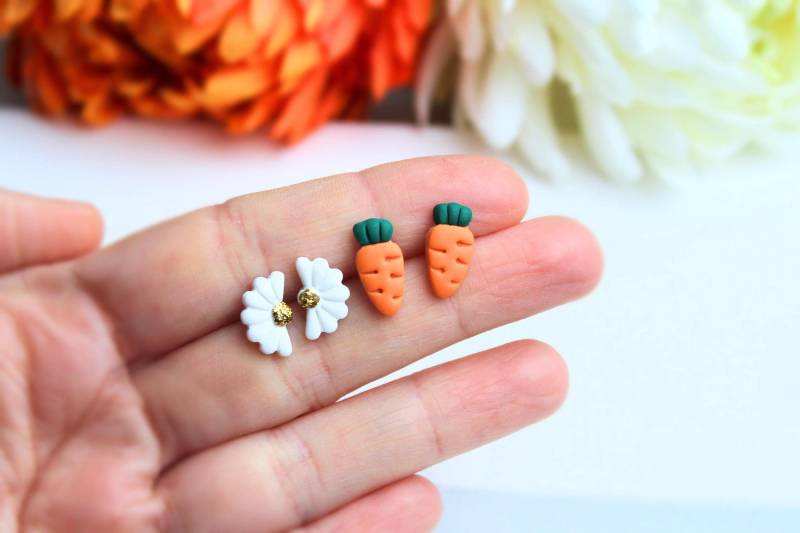 Easter Stud Earrings, Carrot Tiny Polymer Clay Daisy Studs, Earring Pack, Spring Handmade von StudioNiani