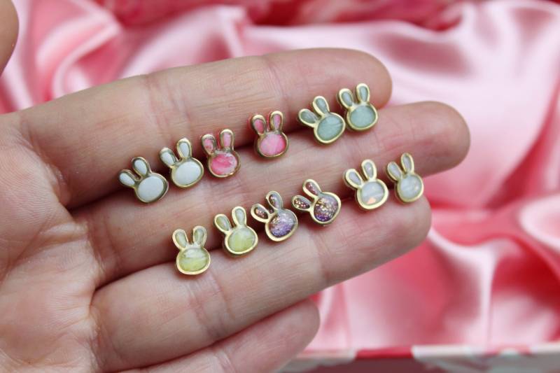 Minimalist Earrings, Tiny Stud Bunny Polymer Clay Studs, Earring Pack, Spring Handmade von StudioNiani