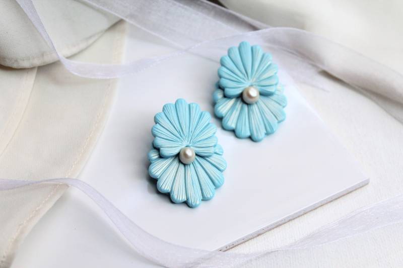Siren Earrings, Summer Shell Polymer Clay Statement Elegant Pearl Stud Earrings von StudioNiani