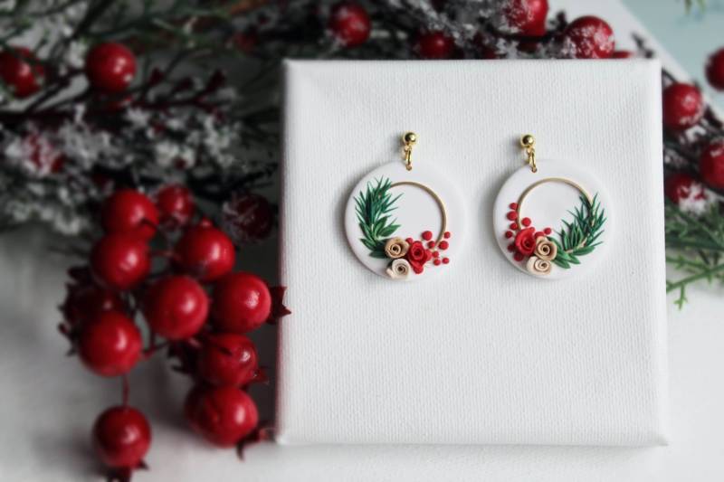 Winter Earrings, Polymer Clay Christmas Statement Wreath Holiday Handmade von StudioNiani