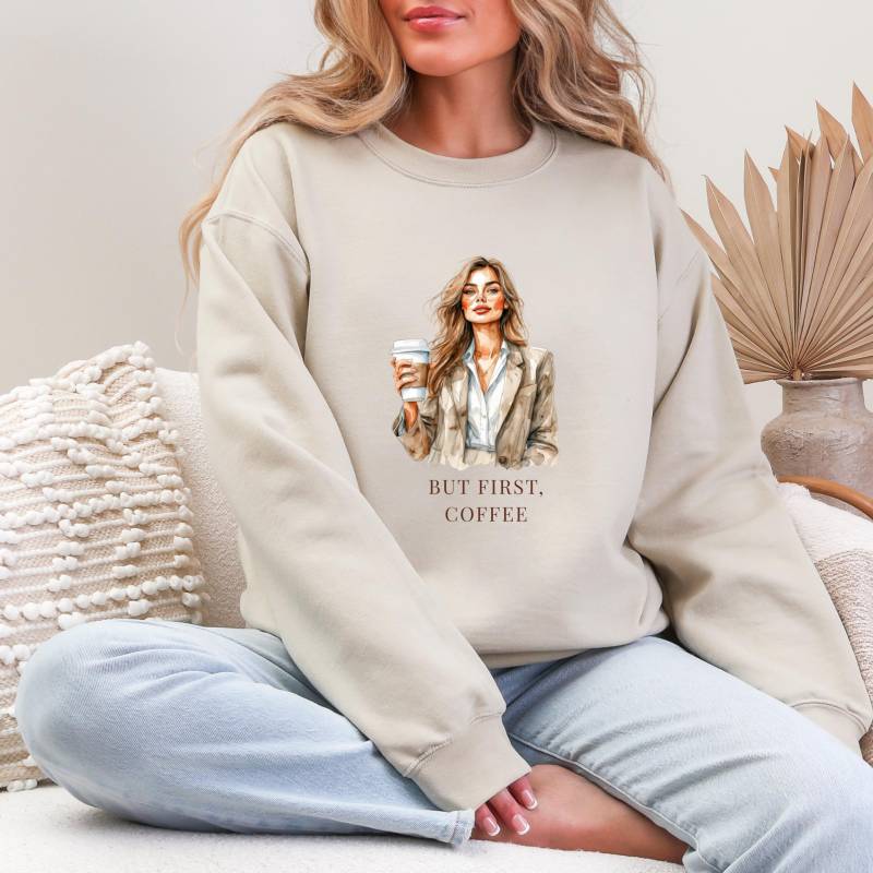 But First Coffee Sweatshirt Gildan 18000 | Oversized Unisex Pullover Lustiger Kaffeeliebhaber Hoodie Geschenkidee Für Frauen But First Coffee Sweatshirt Gildan 18000 | Oversized Unisex Pullover Lustiger Kaffeeliebhaber Hoodie Geschenkidee Für Frauen von StudioOezlem