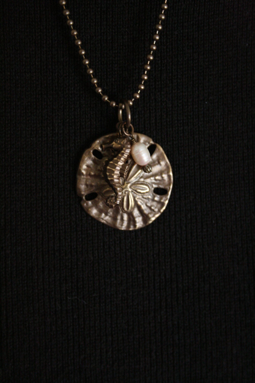 Vintaj Antik Messing Sanddollar-Seepferdchen-Perlenkette Vintaj Antik Messing Sanddollar-Seepferdchen-Perlenkette von StudioOnekr