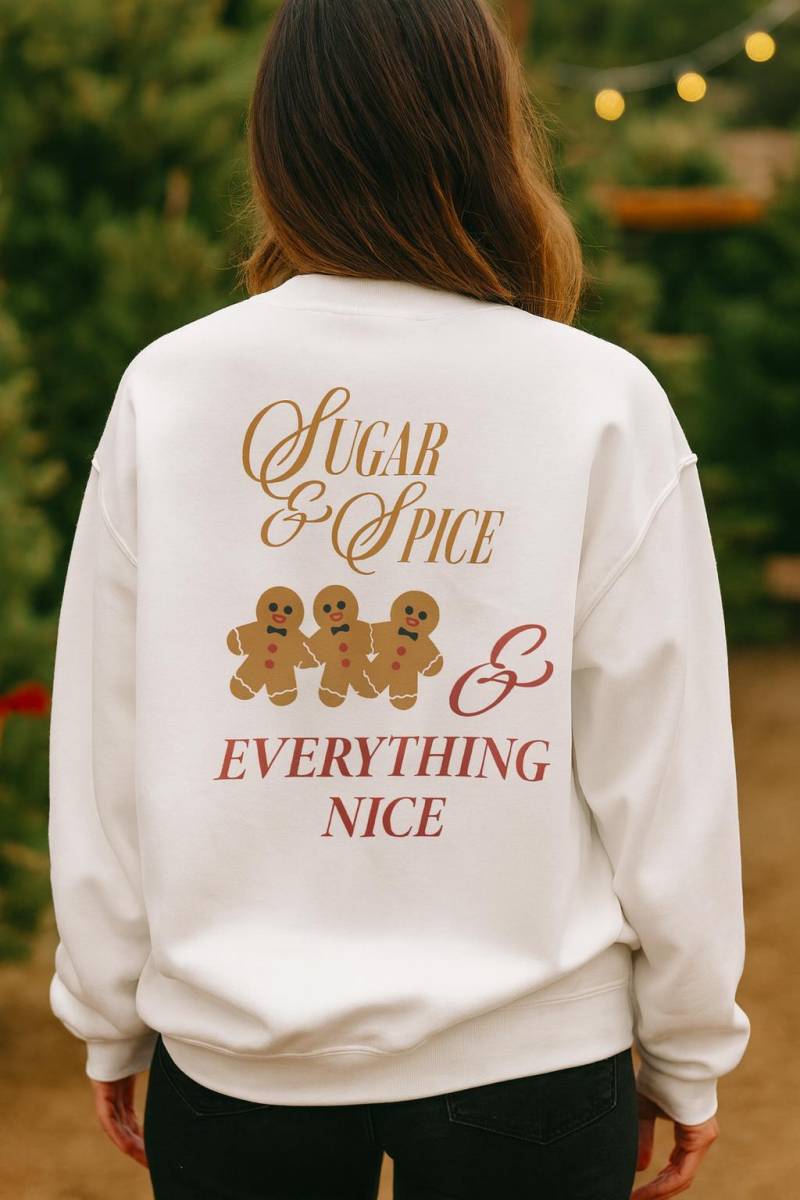Sugar & Spice Backprint Rundhals-Sweatshirt - Kuscheliger Weihnachtslebkuchen von StudioPrintivity
