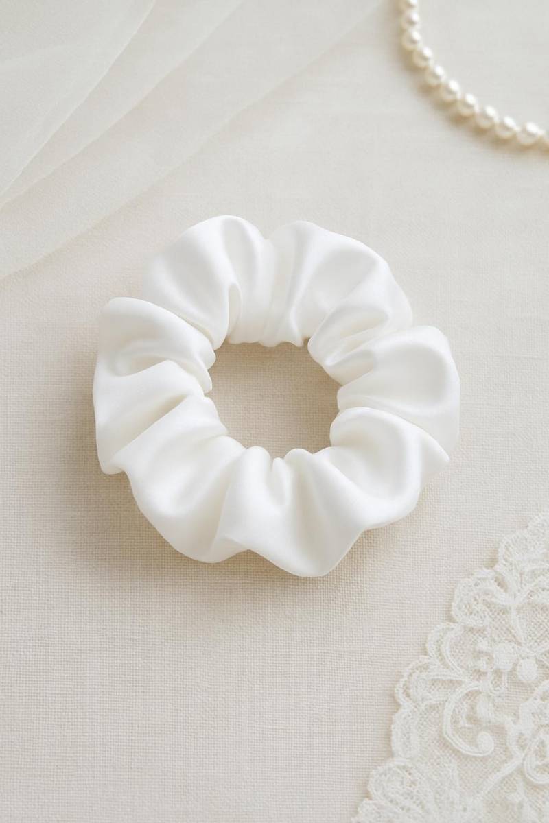 Scrunchie Aus Deinem Brautkleidstoff, Handgemachtes Hochzeitserinnerungsstück| Bridal Hair Tie|Scrunchie Brautkleid-Saum| Personalisiert von StudioPurePrints