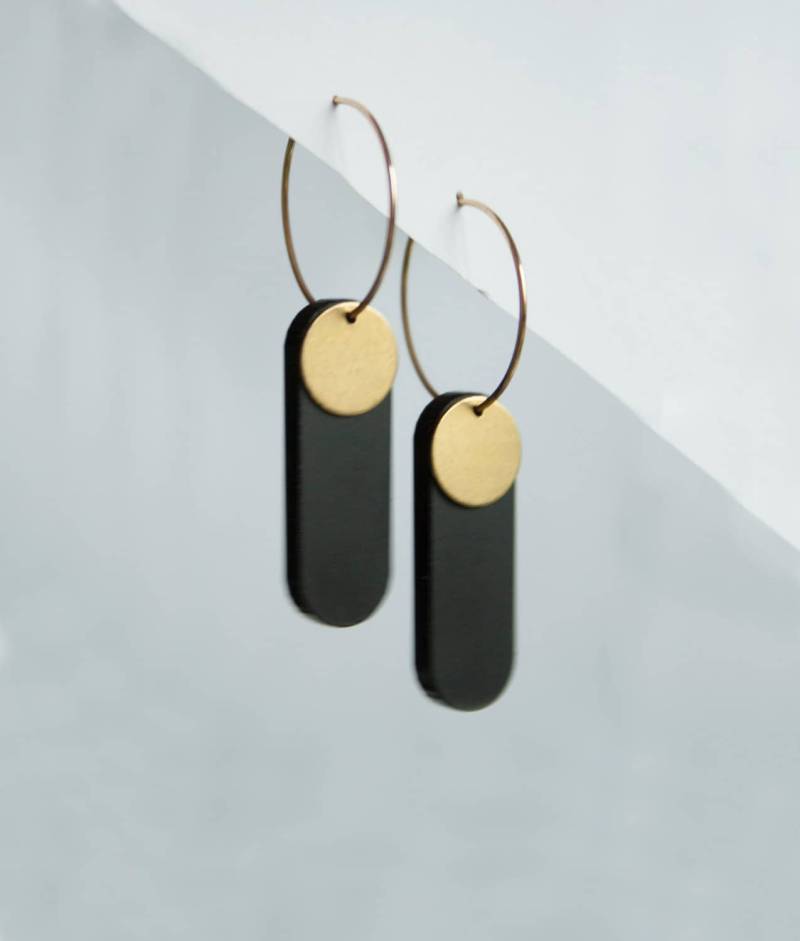 Messing Creolen Schwarze Acryl Ohrringe, Statement Schmuck von StudioRawAdorn