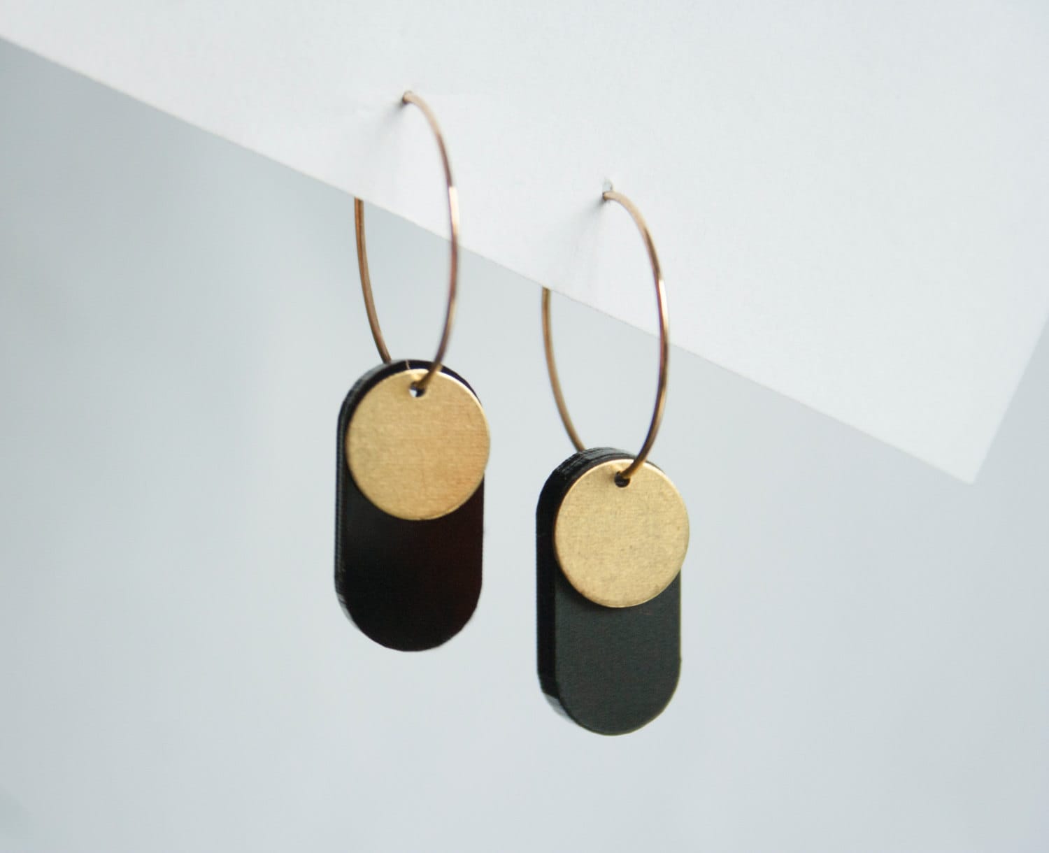 Messing Und Schwarze Acryl Creolen Laser Cut Baumeln Schmuck von StudioRawAdorn