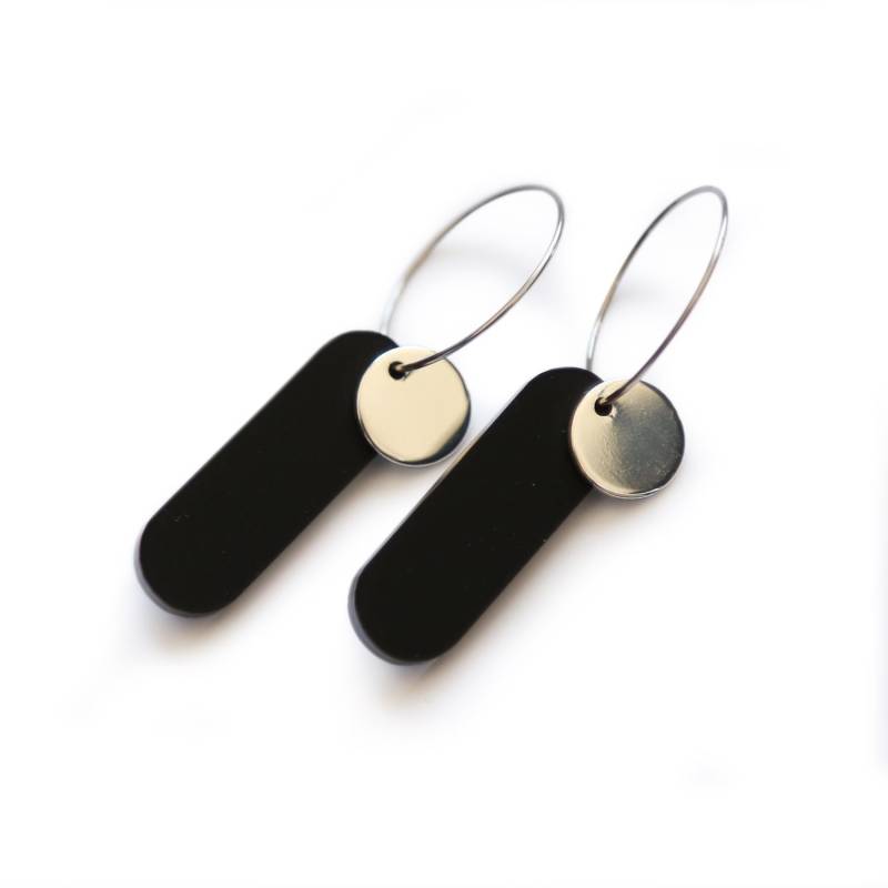 Silberfarbene Creolen Schwarze Acryl-Ohrringe, Chirurgenstahl von StudioRawAdorn